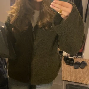 Mörkgrön teddyjacka - Mörkgrön teddyjacka från hm j storlek M