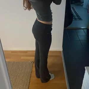 Svarta bootcut jeans från 157 - Snygga svarta bootcut jeans från 157 med ganska låg midja. Storlek S full längd 💙