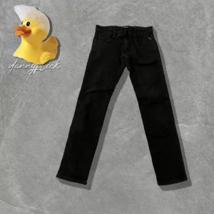 Svarta Replay Anbass - Säljer dessa svarta replay anbass. De har jättebra skick. Svarta färgen är kvar, ljuset kan ha gjort de ljusare. Storlek 32/32. Snygga och sköna. Pris kan disktureras. 