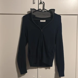 Pier one Zip tröja  - Riktigt snygg zip tröja ifrån pier one. Den är i nyskick och använt fåtal gånger, så inga defekter osv. Passar mig bra som är 174. Skriv för fler frågor elr bilder 😁