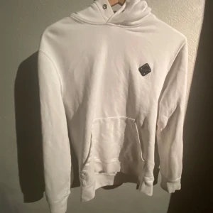 Vit J.Lindeberg hoodie  - Säljer min vita J.Lindeberg hoodie i storlek S. Hoodien har använts men inga defekter eller fläckar. Vid köp av hoodien följer även snörren till luvan med. Är öppen för byten och prisförslag.