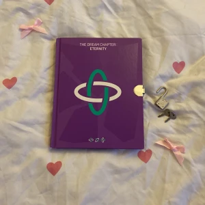 The Dream Chapter: Eternity - Säljer albumet 'The Dream Chapter: Eternity' är lite damaged(se på bilderna !). Inkluderar en fotobok, CD, fotokort, etc !!  (kom gärna med pris förslag 💕)