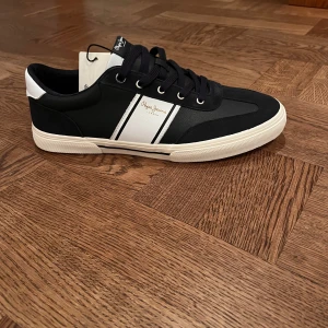 Navy blue sneakers från Pepe jeans - Snygga sneakers från Pepe Jeans i navy blue och vitt med snörning. Skorna är helt nya och finns inga defekter. Storlek 46, men passar också storlek 45.