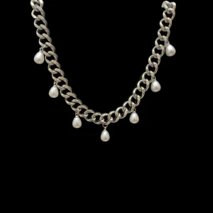 Silverfärgat halsband med pärlor - 160kr/halsband❤️ rostfritt!!💞💞 finns också i guld🥰