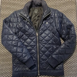 G-Star RAW jacka  - Snygg mörkblå jacka från G-Star RAW. Den är i storlek S. Den har inga defekter och är i toppskick. Om du frågar mig så är det en riktigt skön och stilren jacka. Vid eventuella frågor kontakta oss gärna😉💯