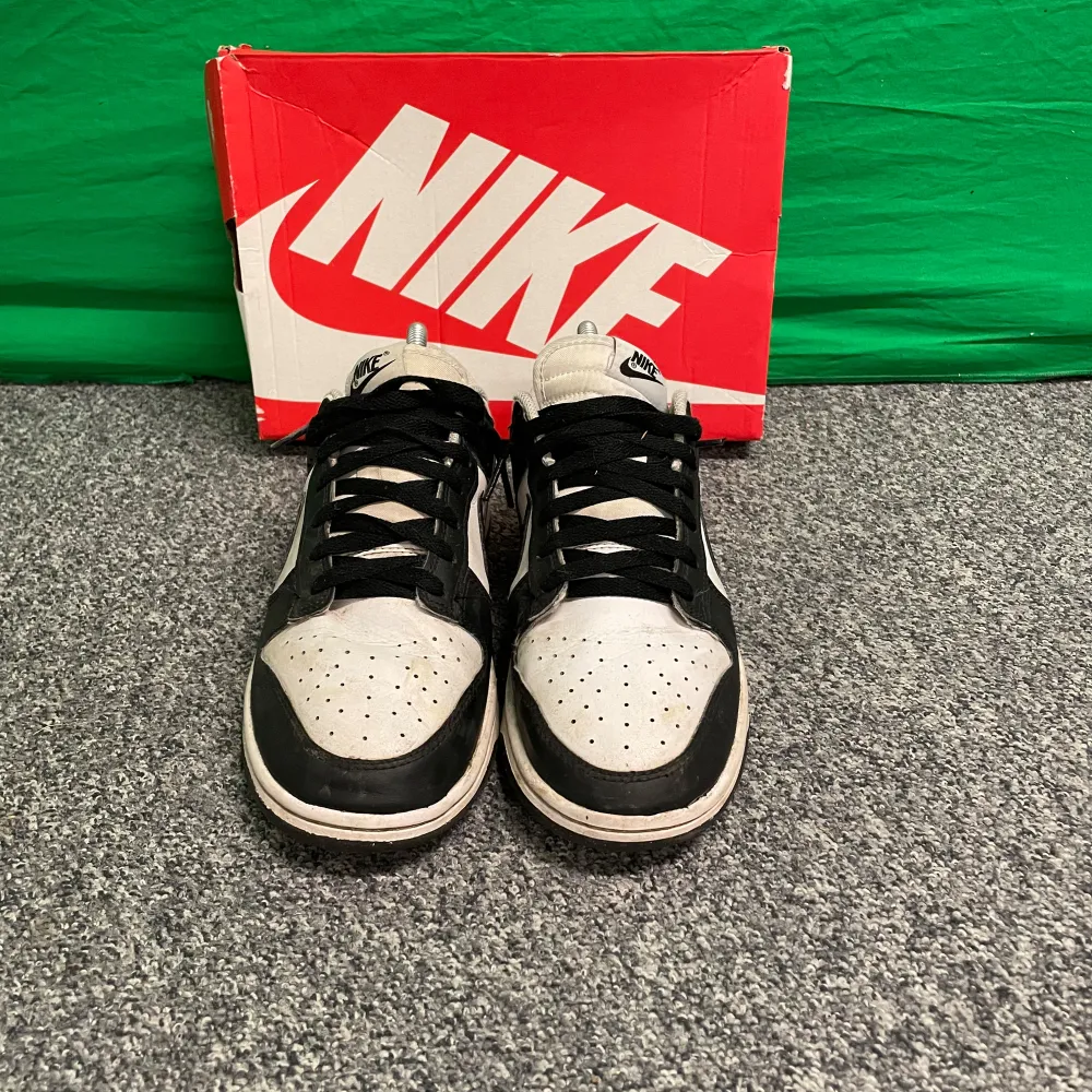 Snygga Nike Dunk sneakers i klassisk svart och vit färgkombination. Skorna har en stilren design med snörning och en bekväm passform. Perfekta för en sportig look.. Kengät.