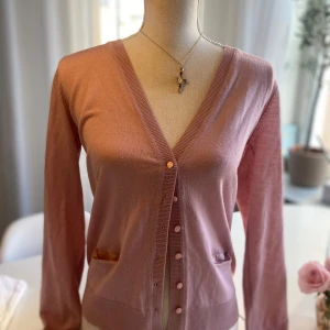 Rosa kofta - Super gullig rosa kofta i storlek M! Med två fickor och knappar så man kan stänga. Märket är knitwear vacknot😊 skriv kring frågor eller förhandlingar.