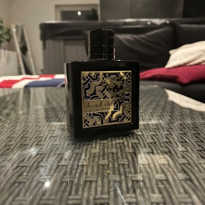 Oud Al Fursan Eau de Parfum - 100 ml, har nog använt runt 50 ml. Gudomlig sommar doft av annans, man önska man kunde bara äta den. Elegant parfym i en svart fyrkantig flaska med gyllene detaljer och ett intrikat mönster. Flaskan har en stilren design med en svart kork. Tillverkad i U.A.E. och erbjuder en lyxig doftupplevelse.