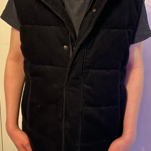 Manchester väst - Säljer denna snygga Manchester väst som liknar stenströms. Nypris +800kr .Köpte västen för någon månad sedan men inte använt den mer är runt 3 gånger så nyskick. Fraktas inom 48 timmar. Han på bilden är runt 176cm