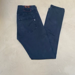 Svarta Dondup George - Säljer ett par feta Dondup George i storlek 33. Jeansen är i bra skick. Det finns små tecken på användning men inget som märks. Vid frågor och funderingar är det bara att höra av sig🙌