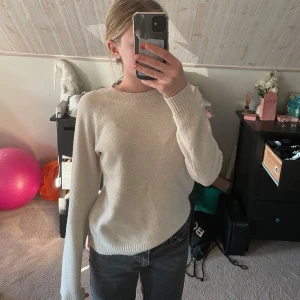 Beige tröja från Vero Moda - Säljer en stilren beige tröja från Vero Moda. Tröjan har långa ärmar och en rund halsringning med ribbade detaljer vid ärmslut och nederkant. Perfekt för en enkel outfit. Lite nopprig, andvänd några gånger men andvänder inte längre. Pris går att diskutera💕