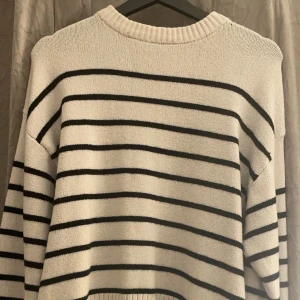 Vit och svart randig tröja - Aldrig använd!