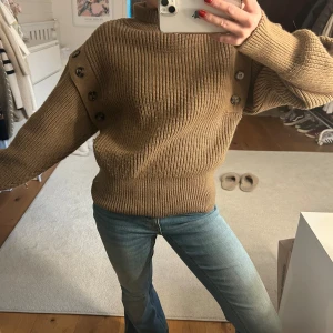 Cool stickad tröja  - Fin stickad tröja med knappar!!💕