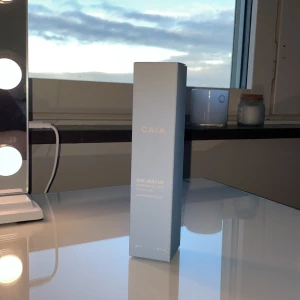 SOS Rescue Glowing Oil Mist från CAIA - Säljer en SOS Rescue Glowing Oil Mist från CAIA. Denna produkt är en glansgivande oljemist som passar alla hudtyper. Förpackningen  innehåller 100 ml. Perfekt för att ge huden en fräsch och strålande look. Helt ny i oöppnad förpackning. Nypris 285 kr