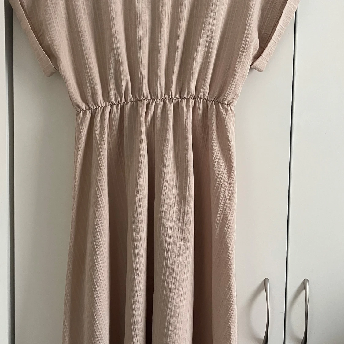 Beige klänning med knappar - 1