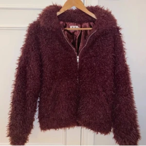 Röd teddy jacka  - Storlek 34, använd men inga skador