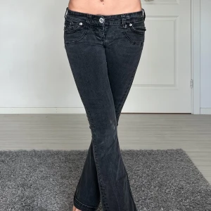 Jeans - Midjemått: 35cm rakt över, innerbenslängd: 74cm 💕