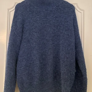 Stickad blå tröja  -  Väldigt fin stickad blå tröja i S/M! 💗