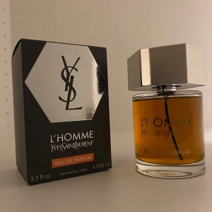 Yves Saint Laurent L'Homme Eau de Parfum - Säljer en flaska L'Homme Eau de Parfum från Yves Saint Laurent. Flaskan rymmer 100 ml och det finns 90-95% parfym kvar. Vid köpet får man 10 ml Calvin Klein Defy parfum, 5 st 1 ml testers och 4 ml Xerjoff Casamorati 1888 edp i en travel atomizer gratis! 