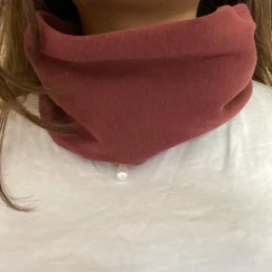 Vinröd buff - Säljer en jättesnygg och mjuk handsydd buff i vinröd!! Skriv för frågor eller flera bilder🩷🩷