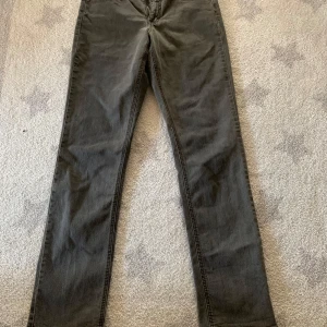 Grå jeans med broderad bakficka - Mörkgrå jeans ifrån Marc lauge i storlek 38. Jag har 36 vanligtvis så de är något stora på mig. Jeansen är lågmidjade och har raka ben och är i bra skick
