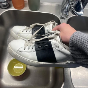 Vit och svart sneaker från Valentino - Säljer mina Valentino skor som jag köpt på Vestiaire💕