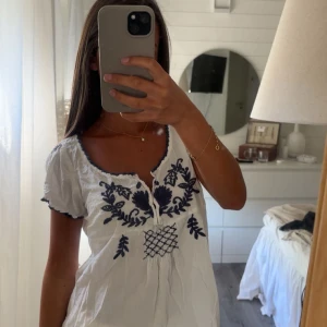 Vit topp oddmolly - En superfin vit topp från oddmolly med blå brodyr🌸🍋🌊