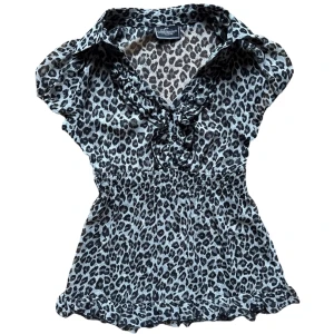 Vintage Leopardmönstrad blus från Clockhouse - Leopard blus från clockhouse. Ingen storlek men skulle säga passar S-M. Genomskinlig. 