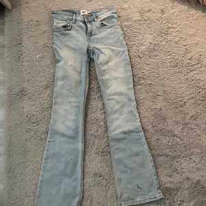 Ljusblå bootcut jeans från 157 XS - Säljer ett par ljusblå bootcut jeans från 157 i storlek XS. Jeansen har klassisk femficksdesign, normal passform och är tillverkade i mjukt denimtyg. Perfekta för dig som gillar retrovibbar och vill ha ett par snygga jeans med utsvängda ben. Nästan aldrig använda, ljusblå lågmidjade jeans