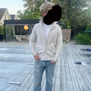 Cardigan  - Snygg ljusgrå stickad kofta från peak performance! Riktigt fräsch cardigan! 