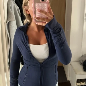 Lululemon insperarad träningströja - Jätte fin tröja från Glowmode som är super lik ”Lululemon define jacket” endast använd fåtal gånger och i bra skick💞
