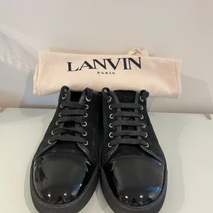Lanvin cap toe  - Skorna är i väldigt bra skick, dust bag medföljer och rengör de extra innan de postas. Kan tänka mig gå ner i pris vid snabb affär.