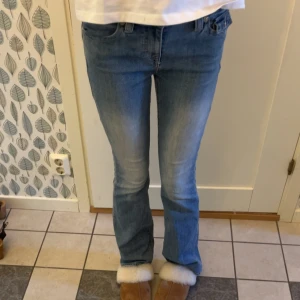 True Religion Jeans Låg/Mid - True Religion, Inga fläckar, märken förutom att metalldetaljerna har tappat lite färg🥰 Så gott som nya annars! 