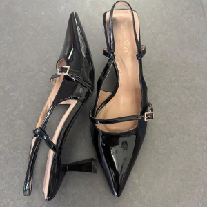 Spetsiga klackar  - Supersnygga klackar med spetsig tå och liten klack, klacken sitter lite längre in så skorna blir asköns att gå i, använda endast ett par gånger men insåg sedan att de var för stora… köpta i italien av någon lokal skomakare så skulle tro det är äkta läder för de va ganska pricey☀️😉 fri frakt ❤️