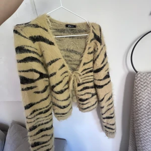 Kofta från Gina tricot - Mysig kofta från Gina tricot! Strl M, så skön att ha på sig!!✨ Inte mycket använd så i fint skick
