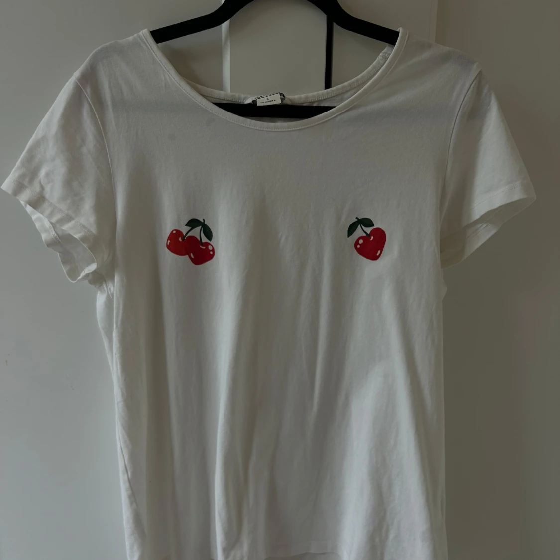 Vit pyjamas med körsbärstryck på från monki  - 1