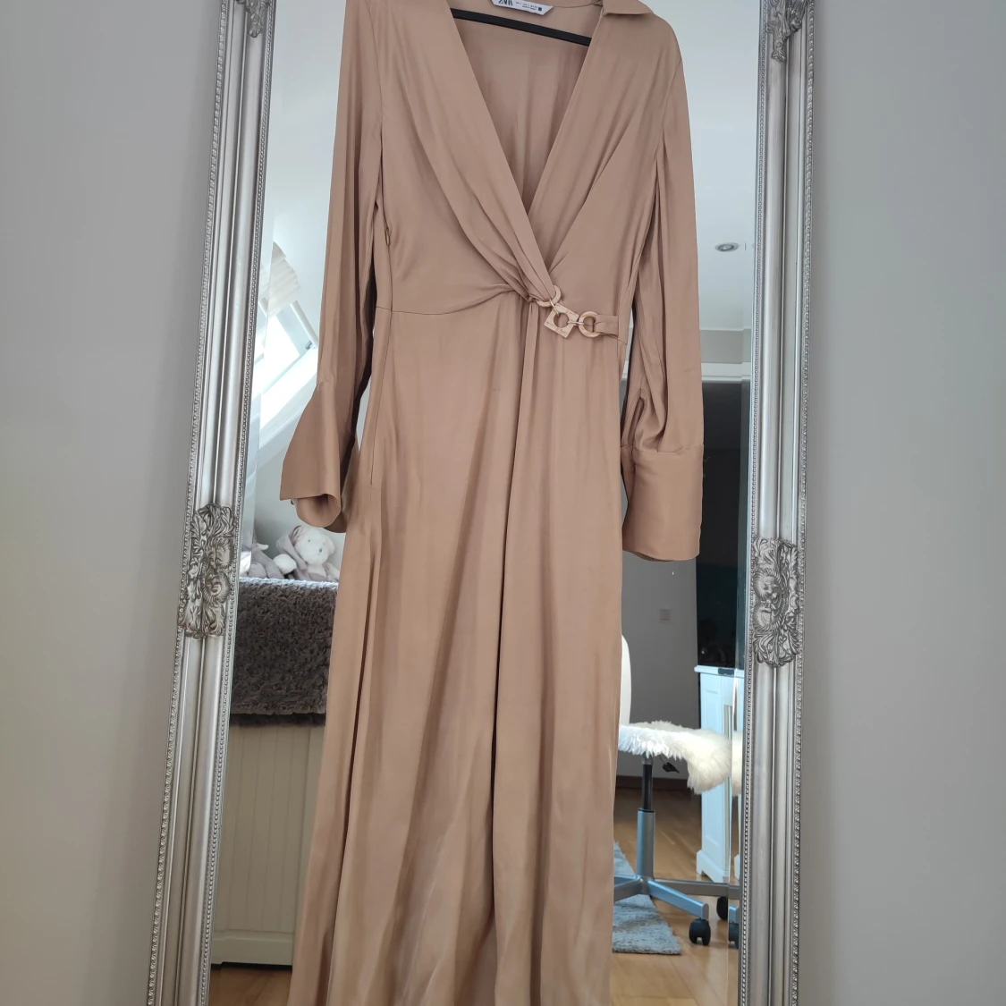 Beige långklänning med omlott och spänne