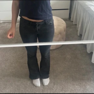 Svarta bootcut jeans - Köpte från vinted inte mycket använda och i bra skick, men uppsprättade längs nere. Jag är 162 och dem passar bra i längden på mig❤️  Pris kan diskuteras 🥰