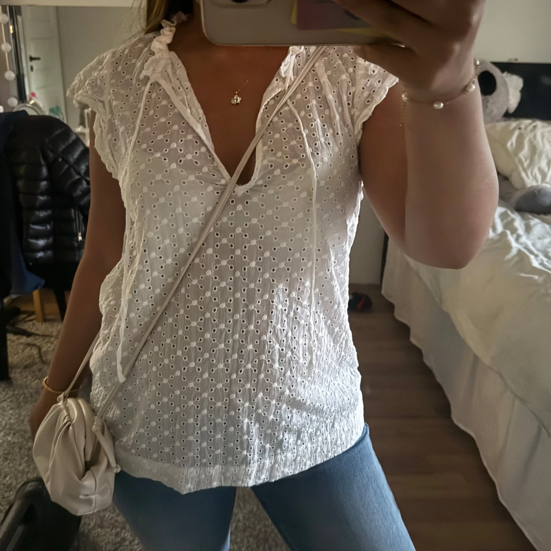 Vit broderad blus med knyt