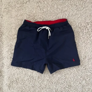 Ralph Lauren badbyxor - Feta ralph lauren badbyxor i fint skick, finns en defekt som inte syns || Storlek M men sitter mer som en S || Hör av dig för fler frågor eller bilder ||