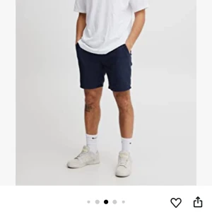 Mörkblå shorts från Solid - Snygga mörkblå shorts från Solid med klassisk passform och raka ben. Gjorda i ett mjukt bomullstyg, perfekta för varma dagar. Shortsen har sidfickor, bälteshällor och knäppning fram. Enkla att matcha med t-shirt eller skjorta för en clean look. Nästan helt nya använda 2 gånger max