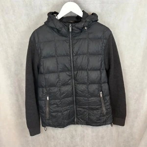 Massimo dutti cardigan  - Fint skick! Modellen är 185 bär M, för liten på honom 
