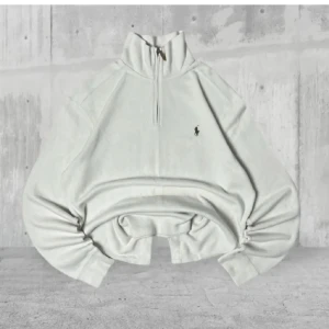 Vit half zip från Polo Ralph Lauren - Riktigt skön Ralph Lauren half zip. I super gott skick då den är använd endast 2 gånger! Skriv om frågor eller förhandling. 