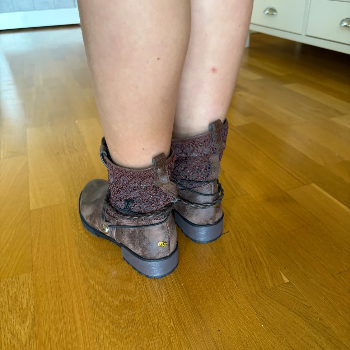 Bruna boots med stickad detalj - 2