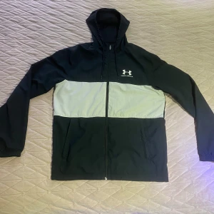 Under Armour Vindjacka  - Fet svart vit Under Armour vindjacka i bra skick storlek M.