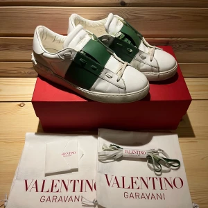 Valentino Open Vit/Grön - Säljer ett par Valentino Opens i storlek 42 men passar 43. Skick 9/10 finns tecken på användning men inga skador. Box, påsar, snören, kuvert & kvitto på box medföljer. Säljer då de inte var rätt sorlek för mig. Priset kan diskuteras vid snabb affär! Bara att höra av er vid frågor eller funderingar 🙌