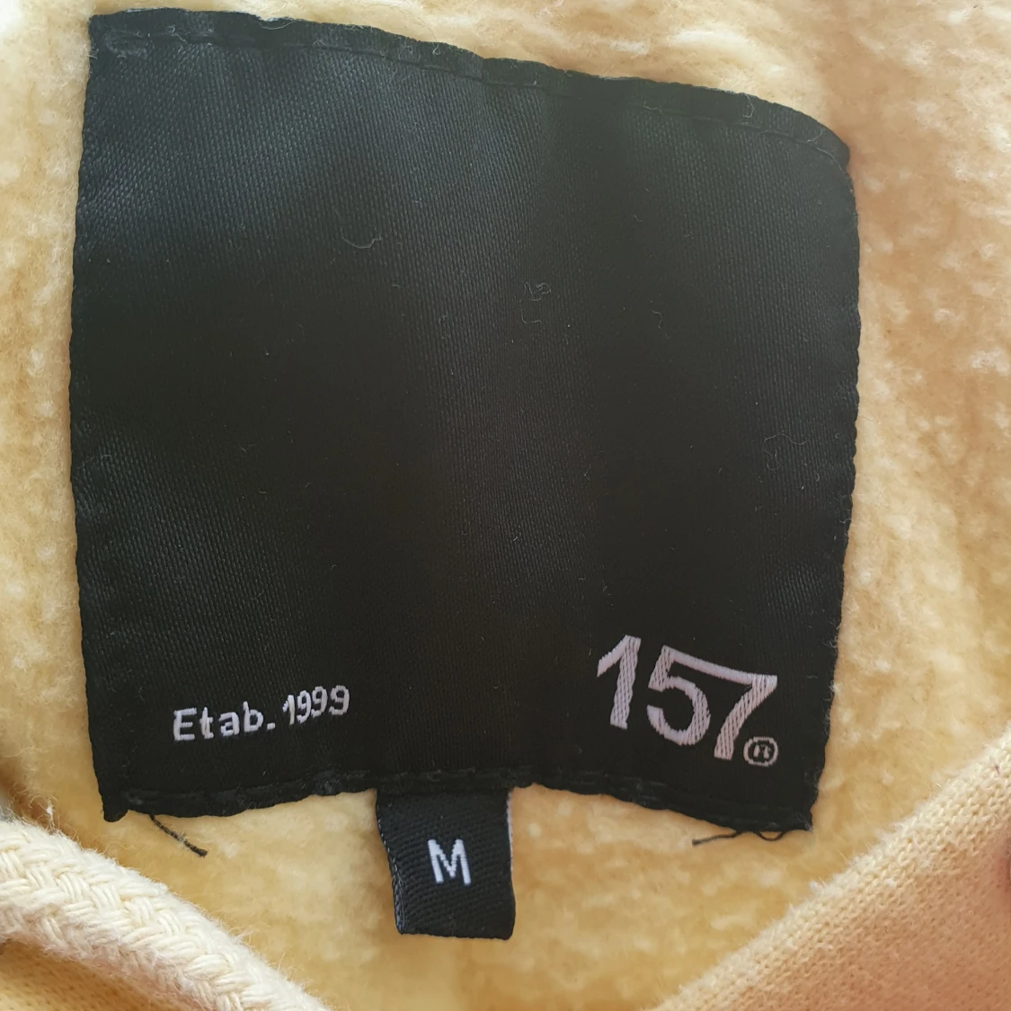 Ljusgul hoodie med handbroderad humla - 4