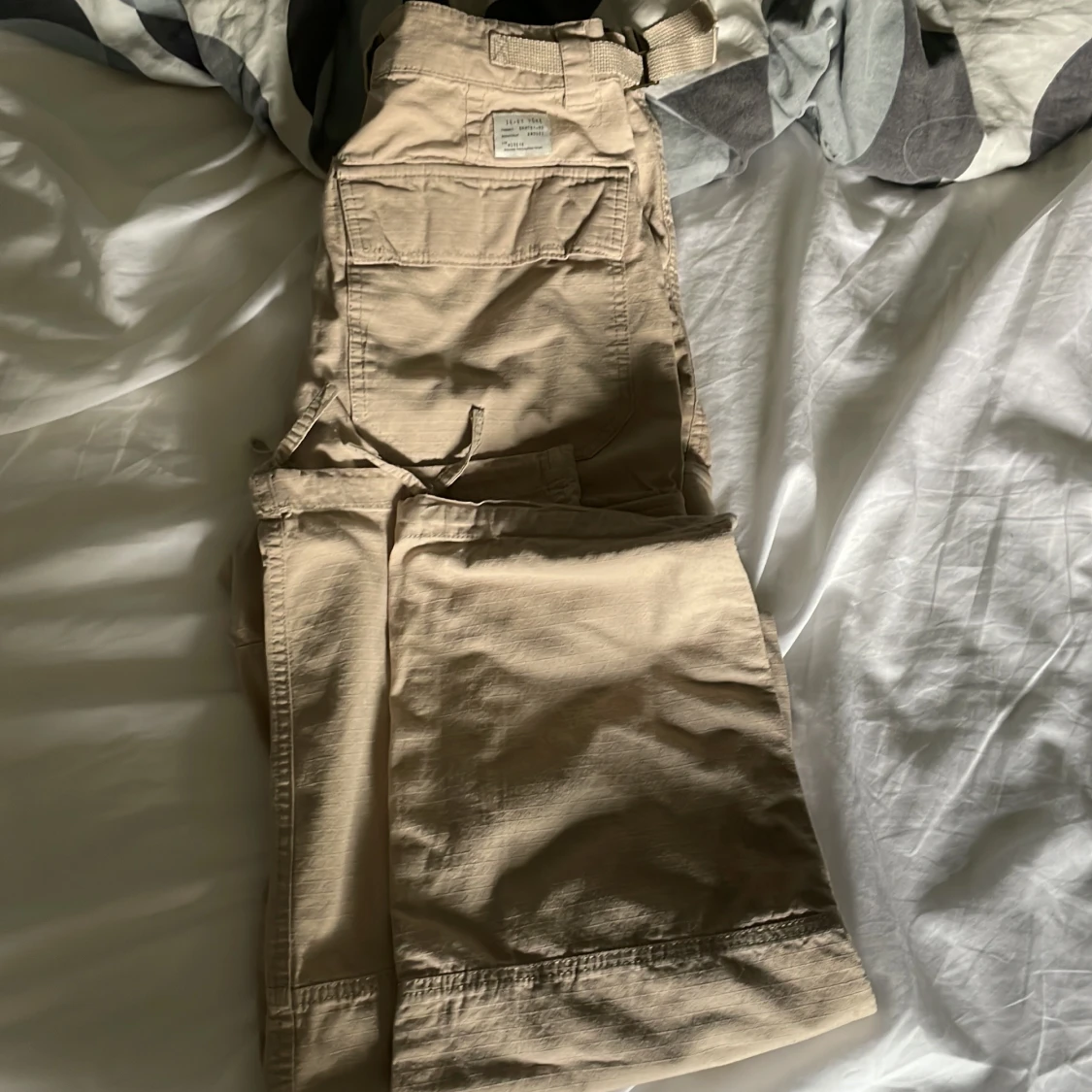 Beiga cargopants med fickor, YOKE. - 3