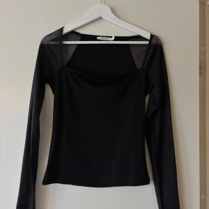 Oanvänd Svart topp från NA-KD - Oanvänd topp från NA-KD. Stl S  Lapp saknas men toppen är oanvänd.