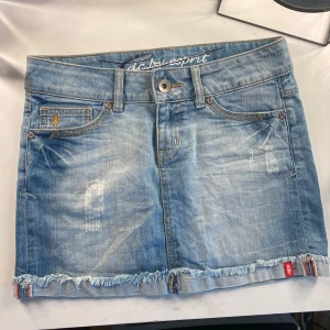 Jeanskjol - Jeanskjol fårn EDC by estrid. Inga synliga defekter. Midjemått mätt rakt över: 37. Hör av dig vid funderingar 💘